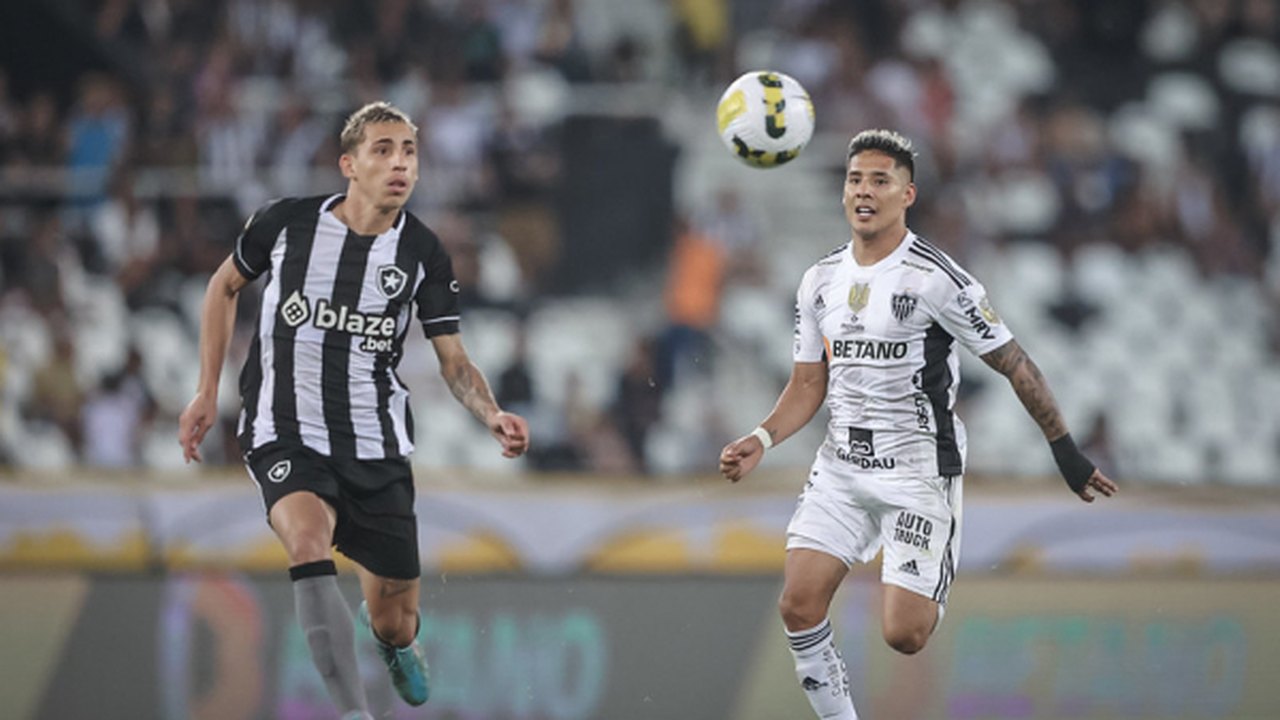 Atlético-MG vence Botafogo no Rio e assume a liderança do Brasileirão