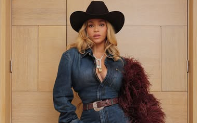 Beyoncé interrompe show após falha em carro suspenso