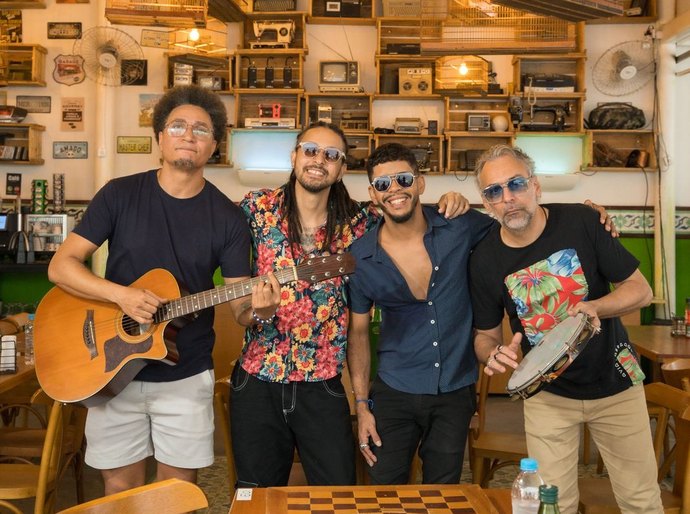 Músicos alagoanos desafiam rótulos em encontro inédito entre samba e brega no mesmo palco