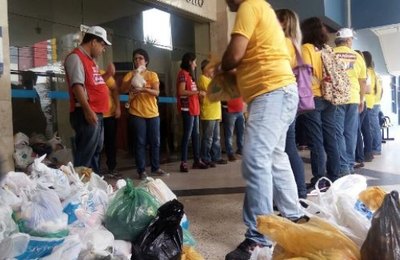 Estudantes arrecadam mais de mil toneladas de doações para vítimas das chuvas