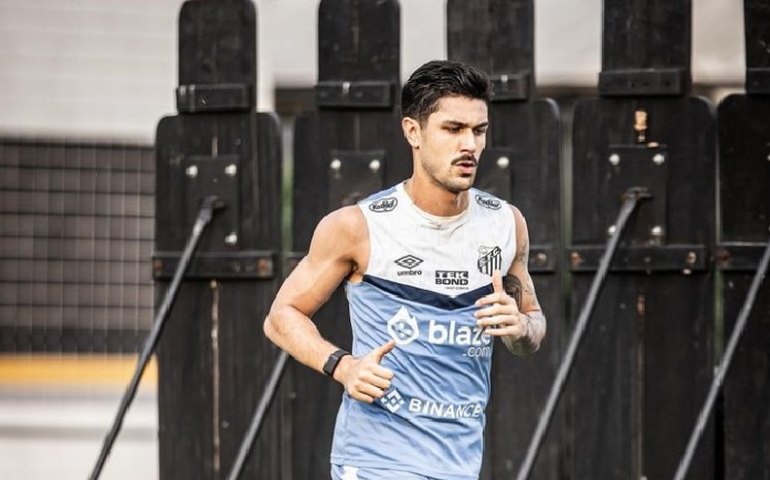 João Basso aceita redução de salário e Santos confirma permanência do zagueiro