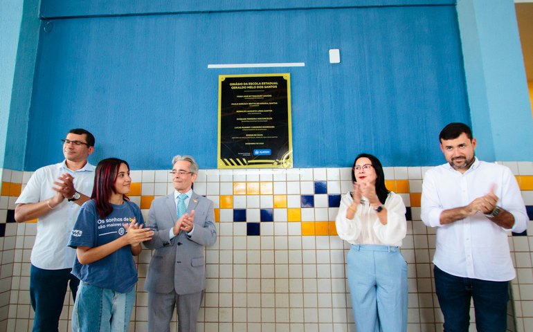 Governo de Alagoas entrega ginásio poliesportivo requalificado em escola de Maceió