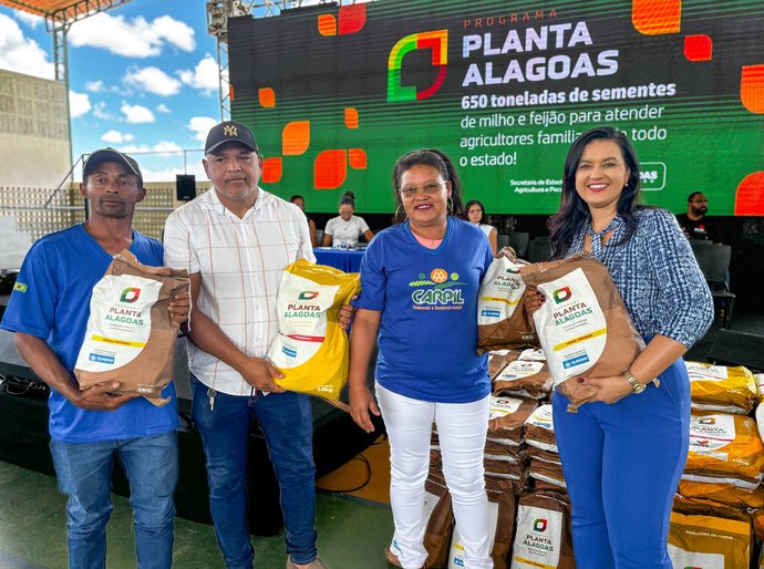 Planta Alagoas: agricultores comemoram chegada de sementes no tempo certo para o plantio