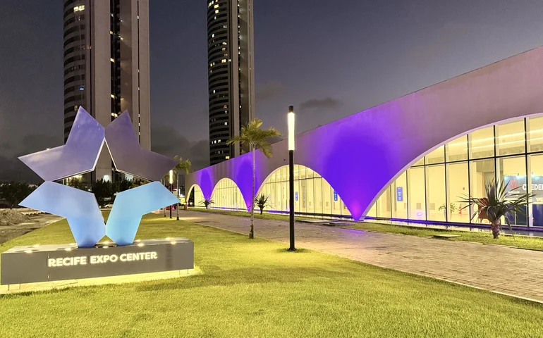 Recife Expo Center ilumina fachada de roxo em janeiro em apoio à conscientização sobre a hanseníase