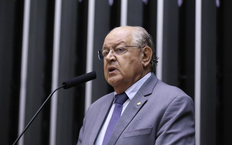 Projeto obriga parlamentares a destinarem emendas no orçamento para acabar com lixões