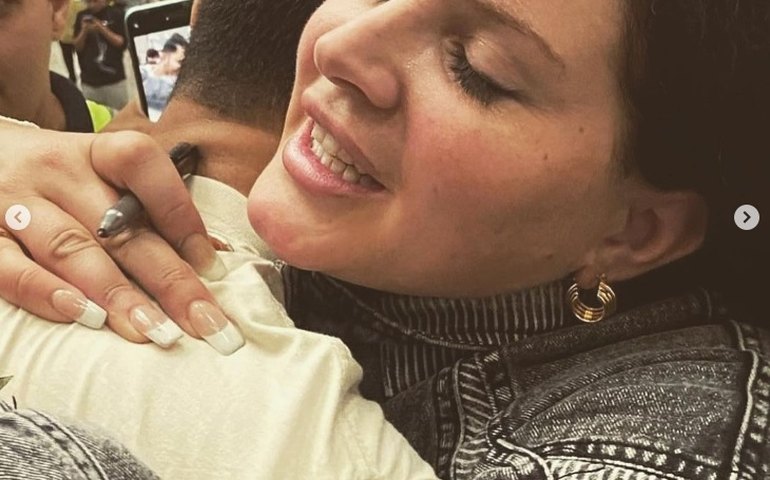 Lana Del Rey chega ao Brasil e fãs a recebem no aeroporto do Rio de Janeiro