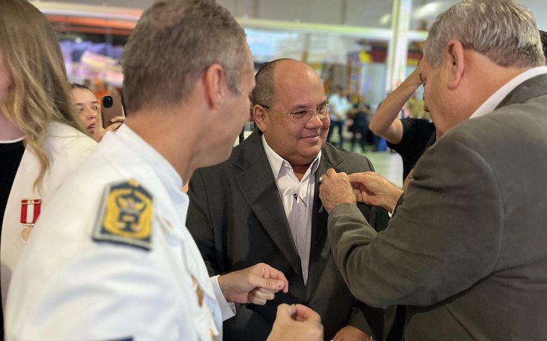 Servidores da Saúde são condecorados com a Medalha do Mérito Bombeiro Militar