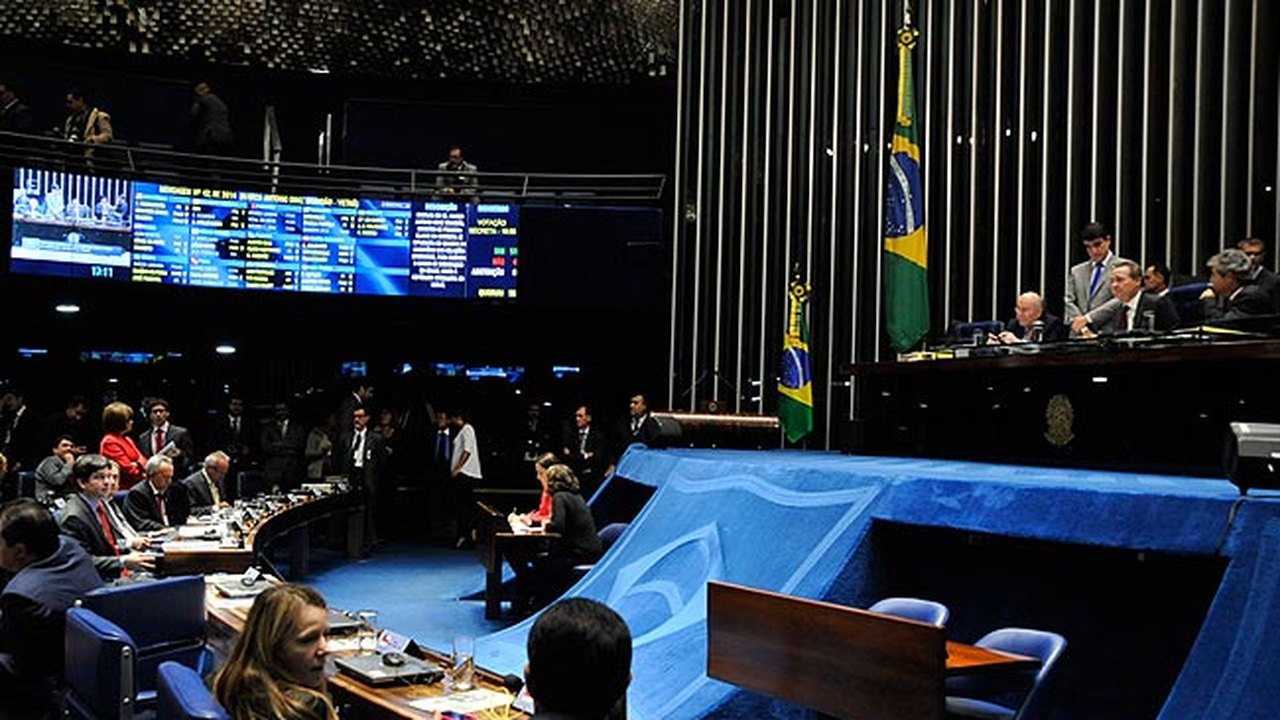 Senado economiza meio bilhão em dois anos, anuncia Renan
