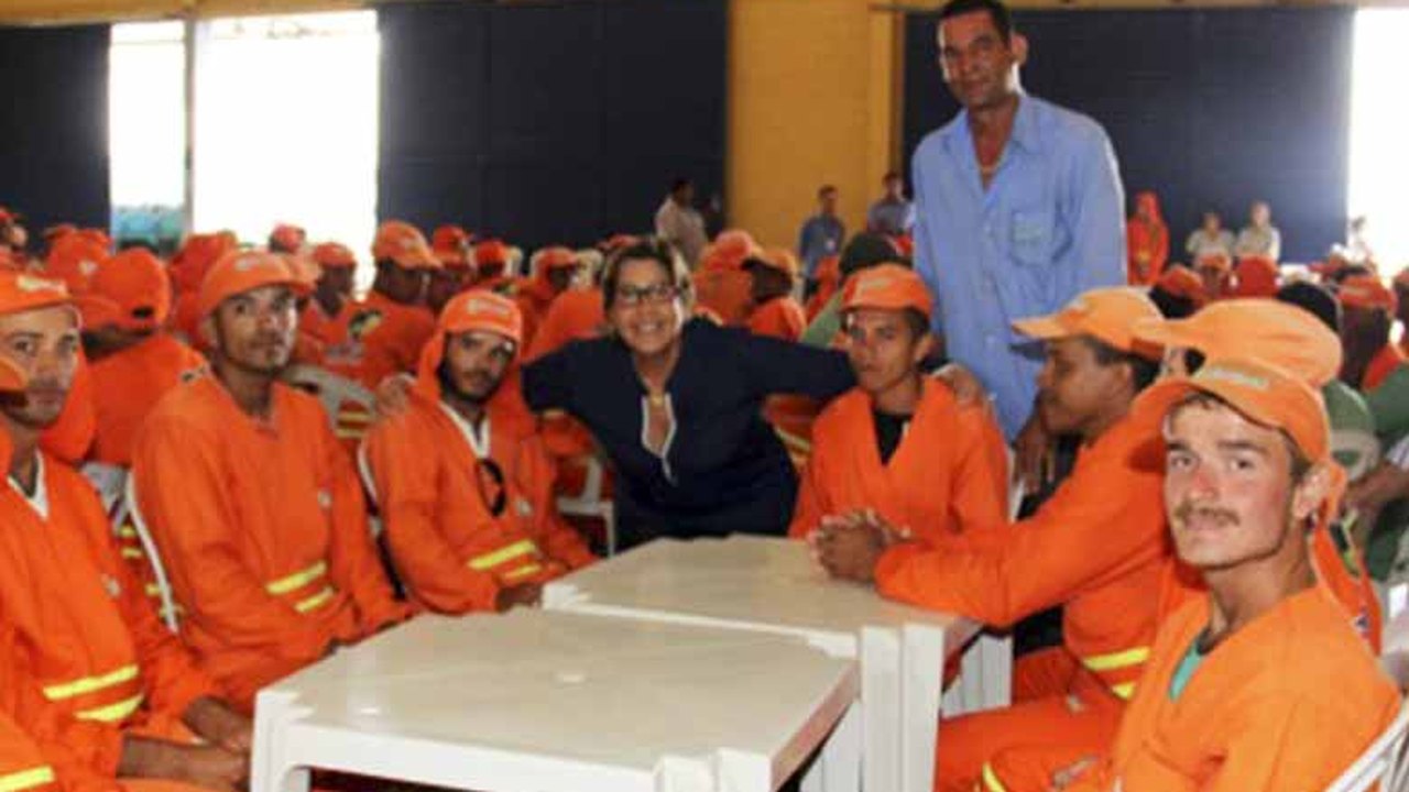 Arapiraca: Célia participa de café da manhã com trabalhadores da Limpel
