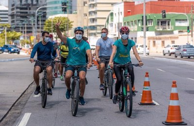 Prefeito JHC entrega ciclofaixa Maceió é Massa que vai funcionar aos domingos na orla marítima 