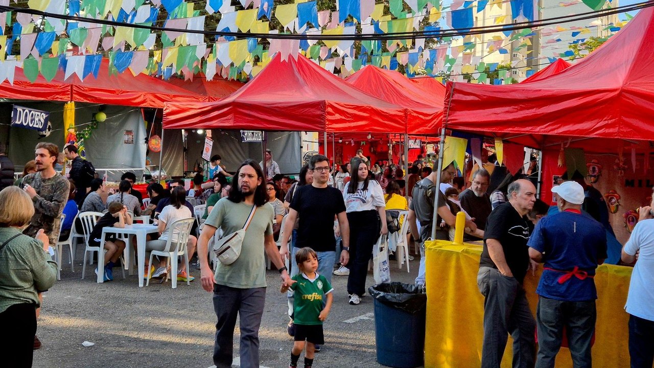 Entre arraial e Copa do Mundo, 'bolo do padre' alimenta quem mais precisa em São Paulo