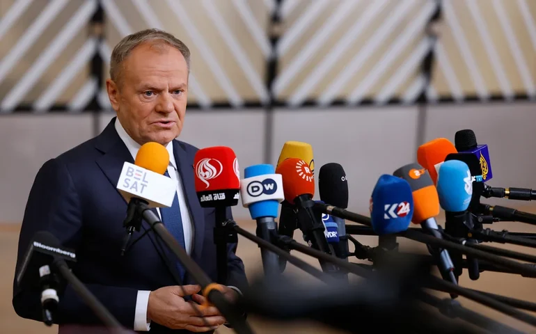 Líder polonês Tusk afirma que uma empresa de criptomoedas ligada à Rússia apoiou a candidatura presidencial de Nawrocki
