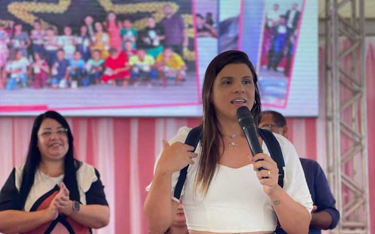 Prefeita Marcela Gomes anuncia reajuste de 12% para área de Educação de Novo Lino e entrega kits escolares e uniformes aos alunos