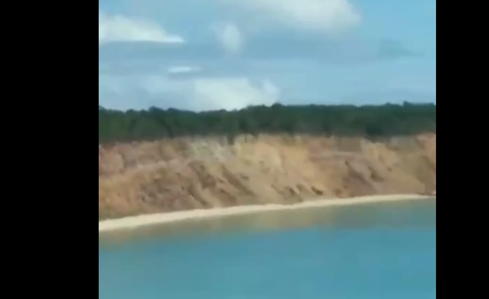 Maré vermelha em praia no litoral de Alagoas