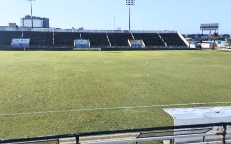 Prefeitura de Arapiraca faz melhorias no gramado do Coaracy da Mata