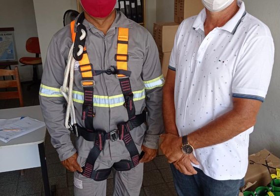 Prefeitura de Anadia garante equipamentos de segurança e fardamento para profissionais da iluminação pública