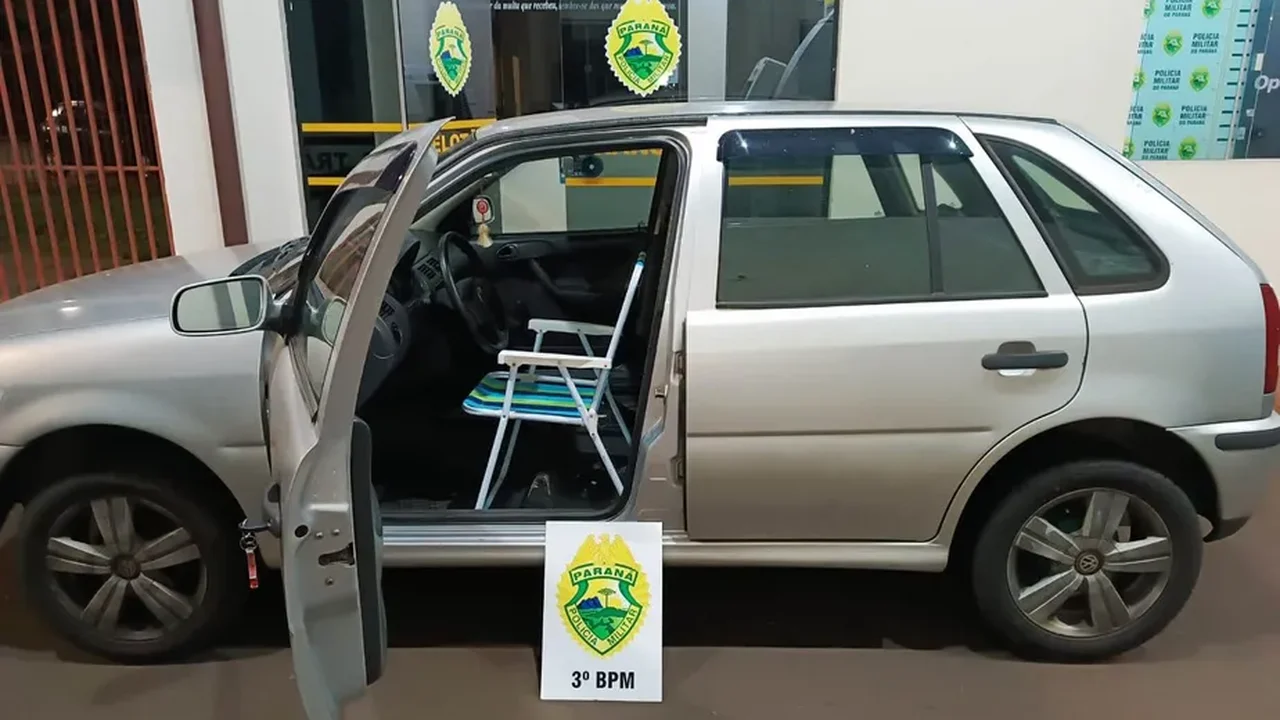 Homem é flagrado pela polícia dirigindo Gol em cadeira de praia no Paraná