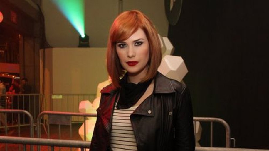 Mayana Moura muda o visual e aparece ruiva em festa