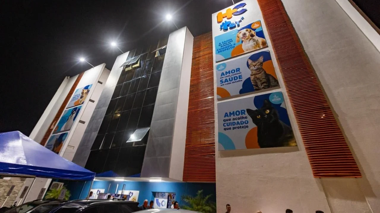 ENGANAÇÃO: Ex-prefeito JHC inaugura hospital inacabado e gera frustração de pais de pets
