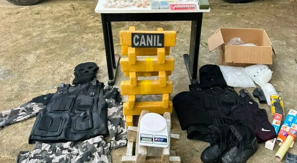 PM apreendeu drogas, munições e fardamentos camuflados / Foto: Ascom PMAL