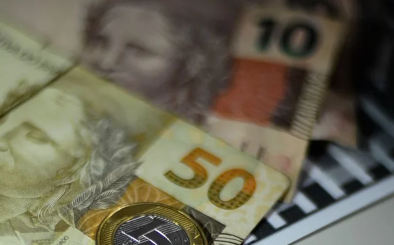 Aperto no bolso: o brasileiro tem o hábito de poupar para emergências?