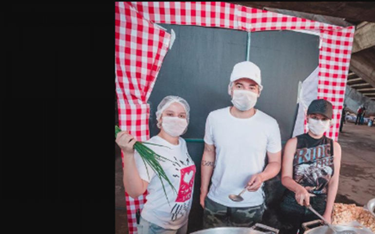 Maiara e Maraisa cozinham para famílias de baixa renda e moradores de rua