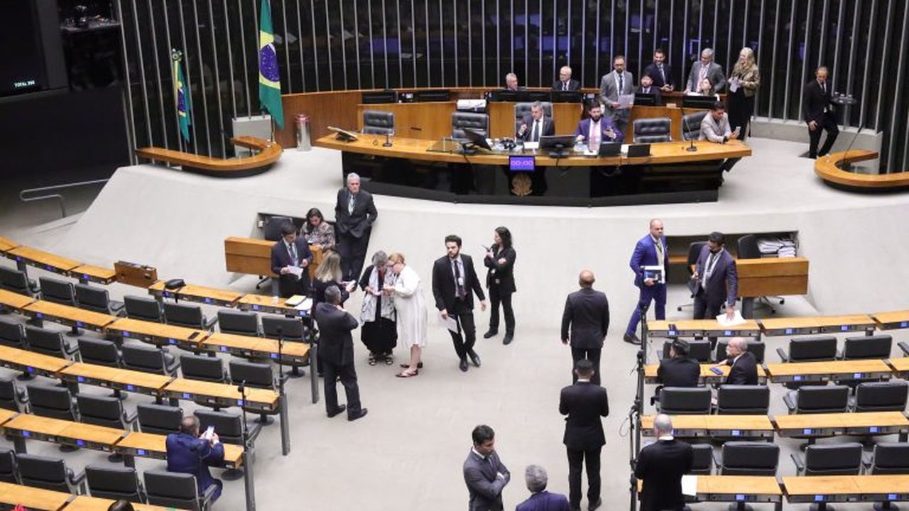 Reeleição de Lula e viagem de Flávio Bolsonaro aos EUA repercutem no Plenário