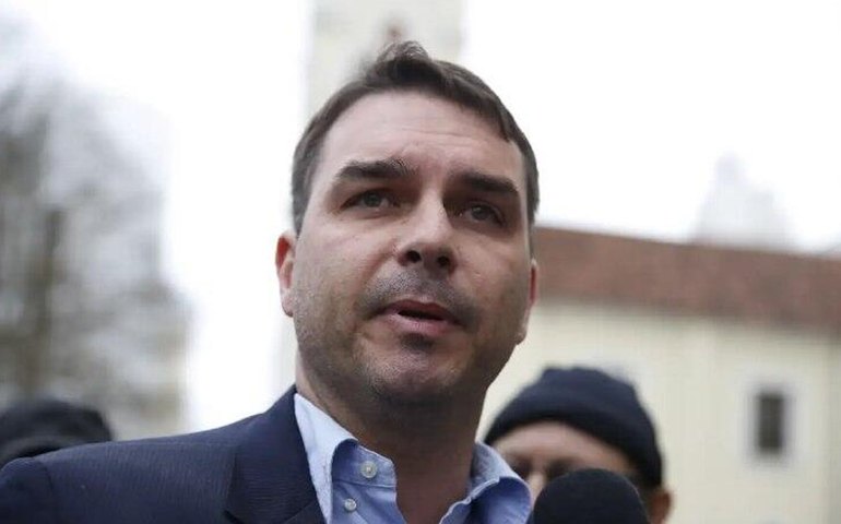 Flávio Bolsonaro segue como nome mais competitivo da direita em possível 2º turno; Lula mantém vantagem