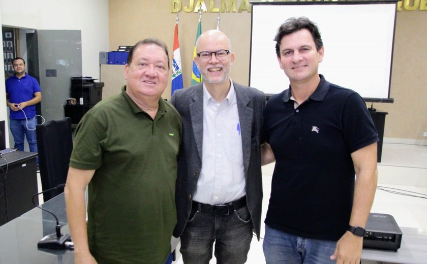 Ex-ministro do turismo palestra em Coruripe para empresários do setor