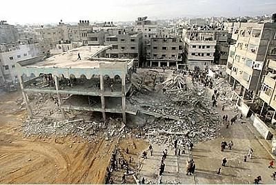 Escombros de prédio destruído por ataque aéreo israelense; número de mortos já passa de 700 em Gaza