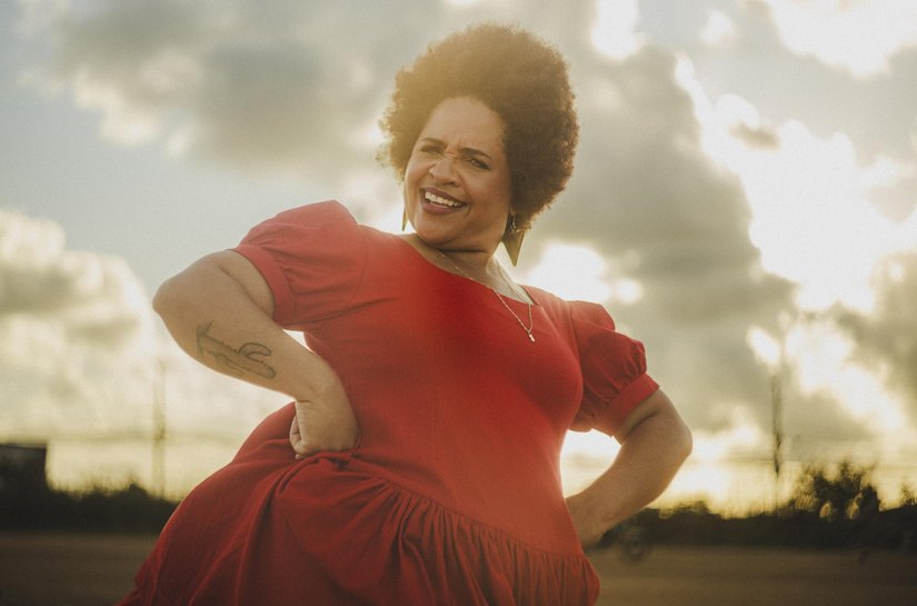 Mel Nascimento lança o clipe “Ô Mulé” em homenagem às mulheres alagoanas no Theatro Homerinho