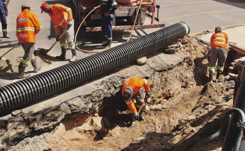 Tubulação em rede de drenagem totalmente obstruída é trocada na Jatiúca