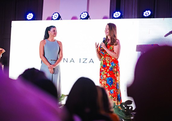 Ivana Iza recebe Troféu Selma Bandeira e celebra a força do teatro alagoano