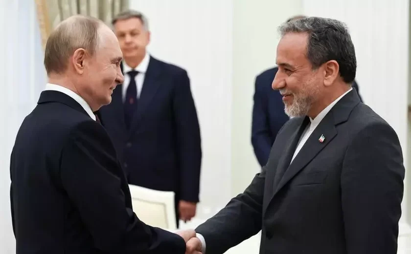 Putin recebe chanceler iraniano e assegura apoio da Rússia