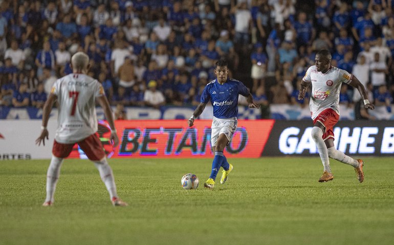 Cruzeiro termina com nove jogadores, mas arranca empate com o Tombense na semifinal do Mineiro