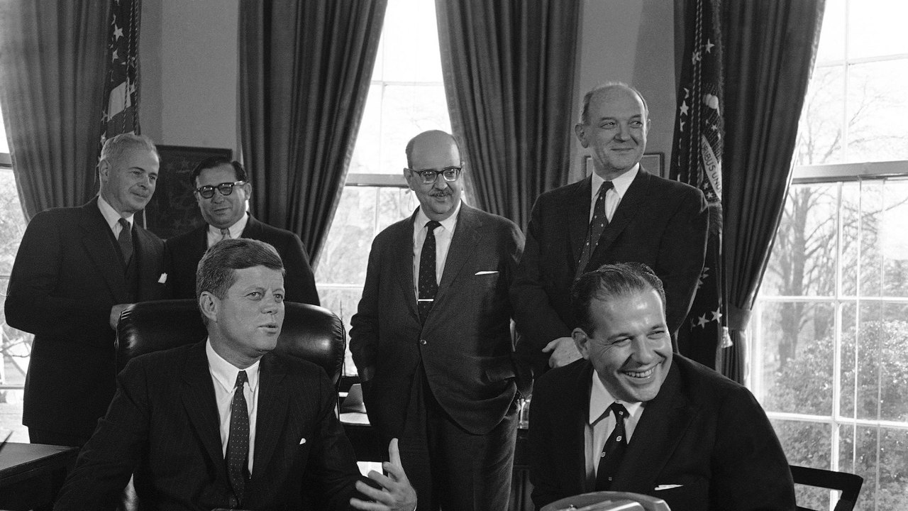 UFRJ revoga título de doutor honoris causa de embaixador americano que articulou golpe de 1964