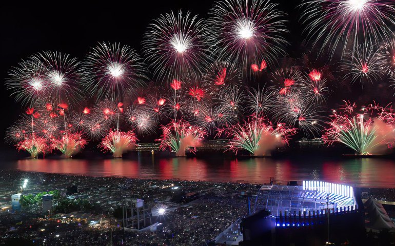 Bombeiros aprovam vistoria de balsas para fogos em Copacabana