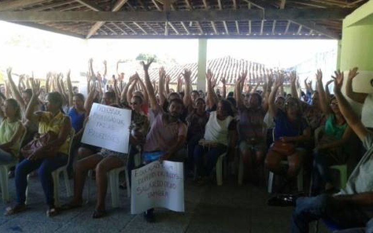 Professores de Limoeiro de Anadia mantém paralisação