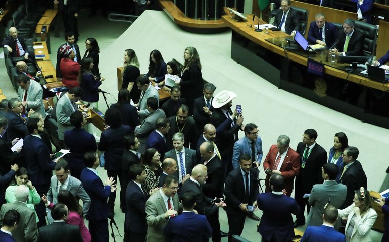 Câmara responde a Dino e diz que líderes cumpriram lei sobre emendas