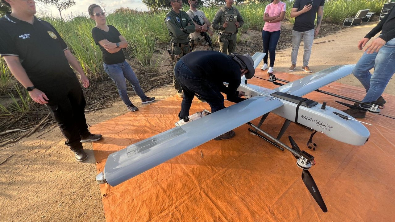 Policiais civis de AL acompanham demonstração de drone tecnológico em Pernambuco