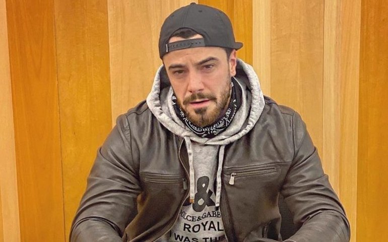 Felipe Titto entrega cobertores para moradores de rua em São Paulo