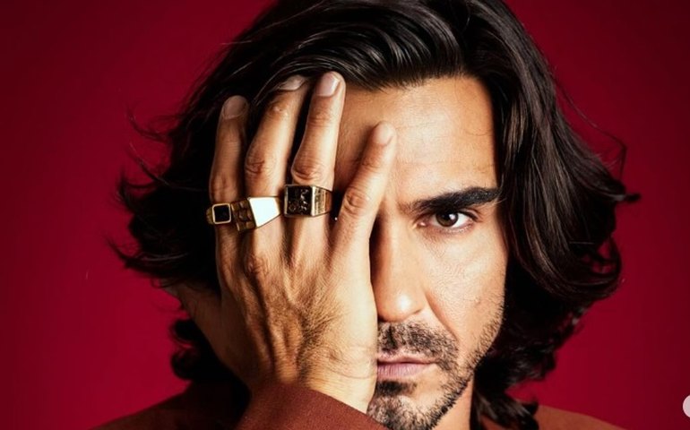 André Gonçalves surpreende ao aparecer nu em banho; web comenta: ‘Foi hackeado?’; veja vídeo