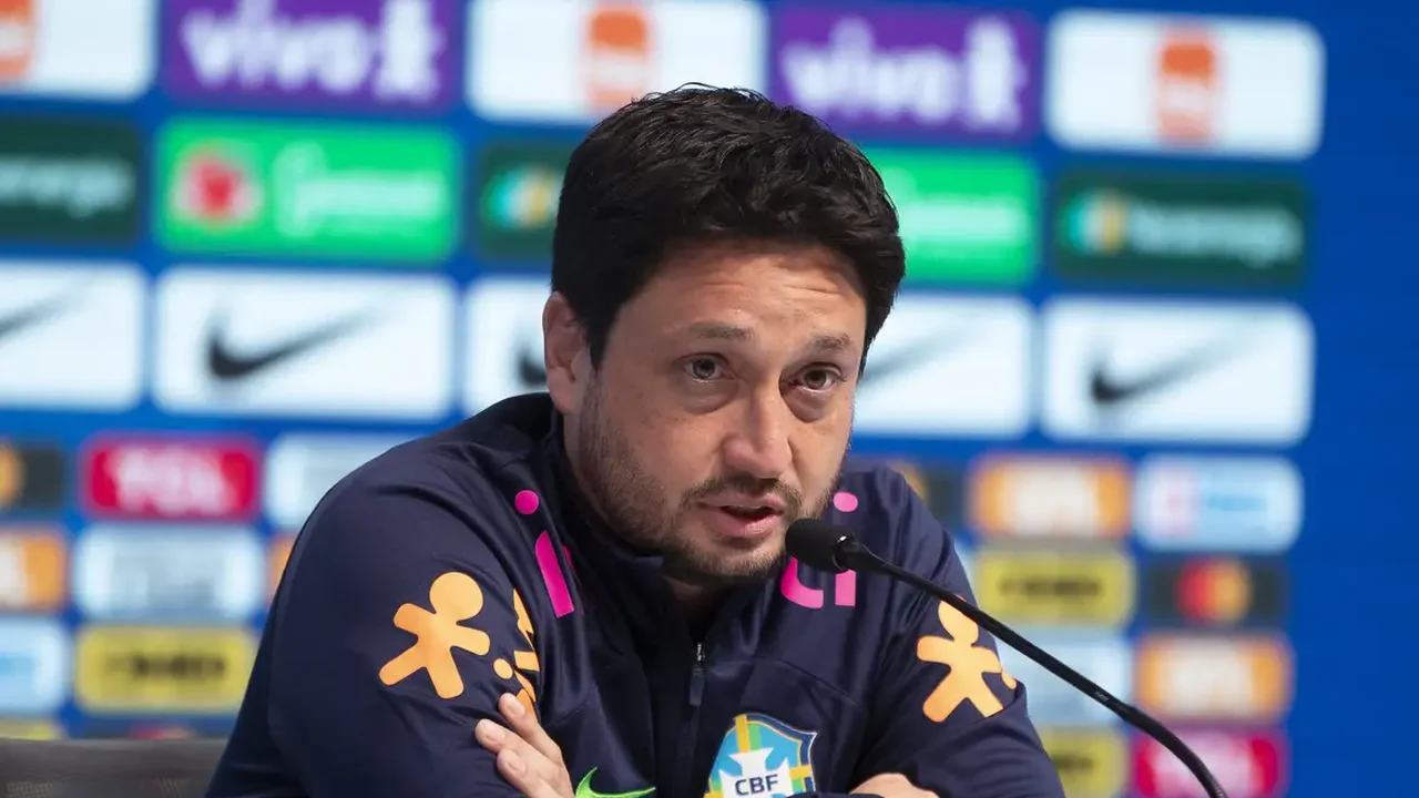 Arthur Elias inova na convocação para a Copa Ouro