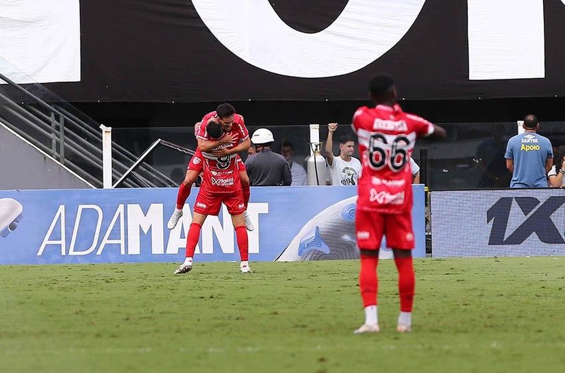 CRB vence Santos por 2 a 0 e garante permanência na Série B