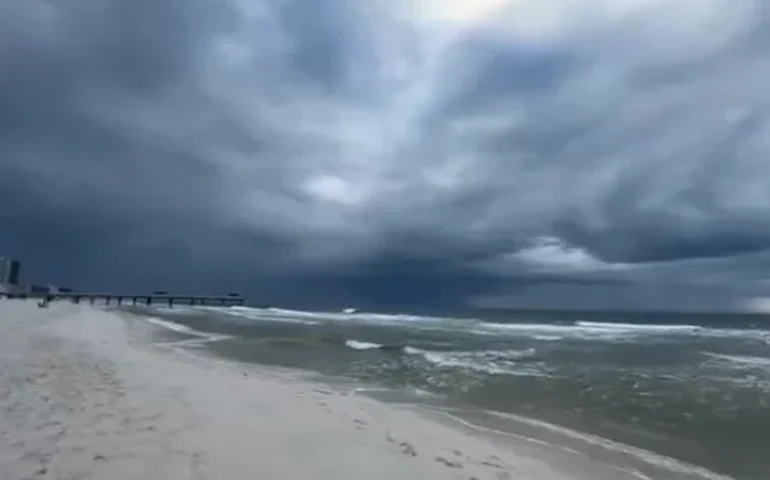 Mar agitado: Bandeiras vermelhas e correntes perigosas isolam praias no Alabama
