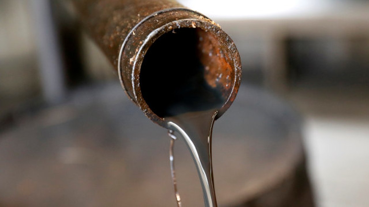 Petróleo fecha em forte alta, após confirmações de sanções ao óleo da Rússia