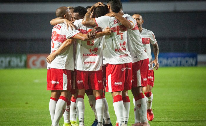 Elenco regatiano comemorando o gol