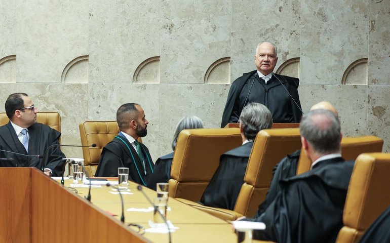 STF não deixará de julgar leis que afrontam a Constituição, diz Fachin