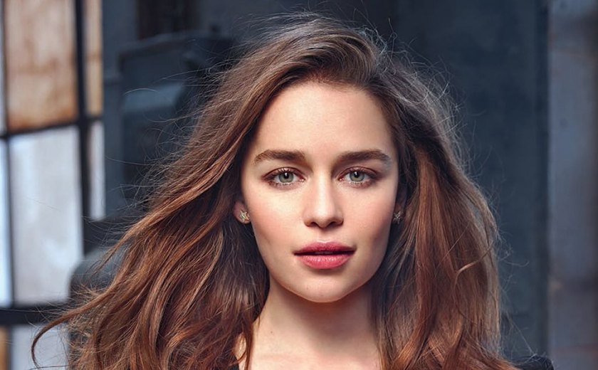 Emilia Clarke deixa de assistir a seu próprio filme para ver casamento real