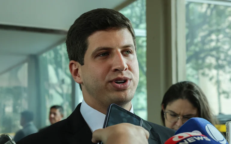 João Campos pede a Lula troca de ministro do PSB após confusão com nomeação